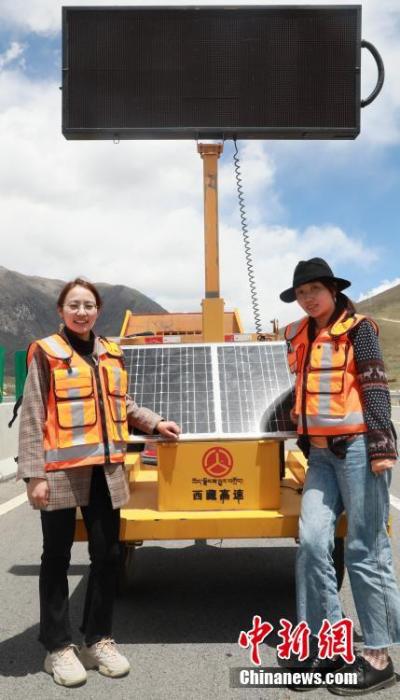 圖為(wei) 萍措(右)在采訪過程中留影。(資料圖片) <a target='_blank' href='https://www.chinanews.com/'><p  align=