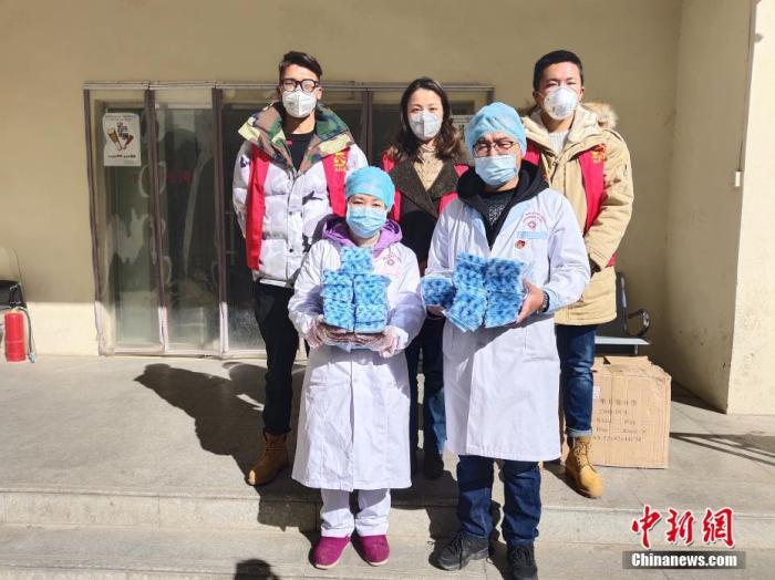圖後排中間為(wei) 萍措。(資料圖片) <a target='_blank' href='https://www.chinanews.com/'><p  align=