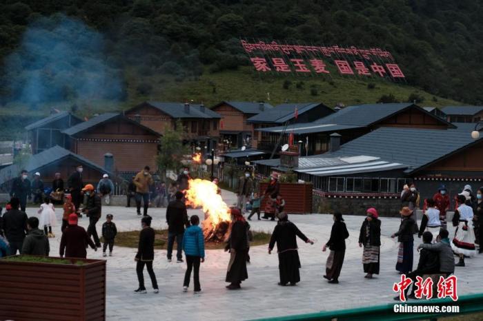 圖為(wei) 8月5日，玉麥鄉(xiang) 民眾(zhong) 在鄉(xiang) 裏跳鍋莊舞，從(cong) 前的“三人鄉(xiang) ”熱鬧起來了。 <a target='_blank' href='https://www.chinanews.com/'></p><p  align=