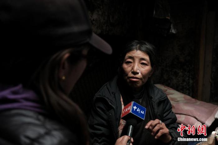 圖為(wei) 8月6日，卓嘎在牧場小屋內(nei) 接受<a target='_blank' href='https://www.chinanews.com/'></p><p  align=