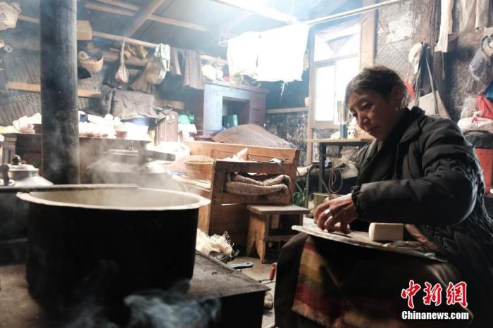 圖為(wei) 8月6日，60歲的卓嘎在玉麥鄉(xiang) 牧場放牧點製作奶渣。 <a target='_blank' href='https://www.chinanews.com/'></p><p  align=