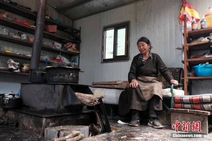 圖為(wei) 8月6日，“玉麥姐妹”央宗在自家牧場放牧點的小屋裏，她傳(chuan) 承了父親(qin) 的生活習(xi) 慣，喜歡待在牧場。 <a target='_blank' href='https://www.chinanews.com/'></p><p  align=