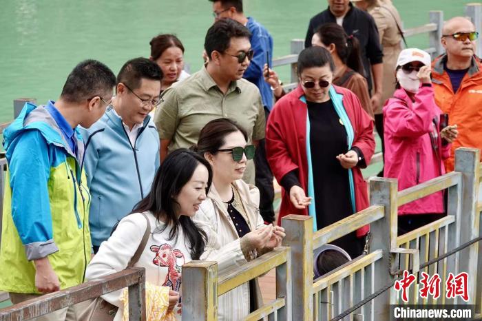 全國新的社會(hui) 階層人士服務團考察林芝巴河鎮生態保護項目。　尼瑪旦增供圖