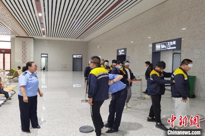 西藏12355青少年服務台走進川藏鐵路
