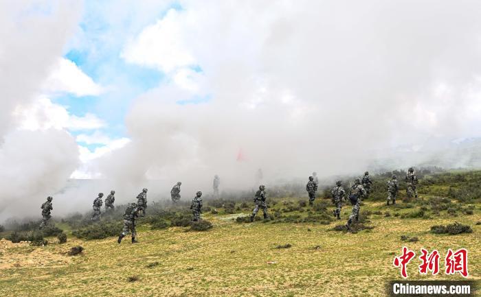 近萬(wan) 精兵列陣西藏軍(jun) 區組織“雪域使命-2021”演習(xi) 
