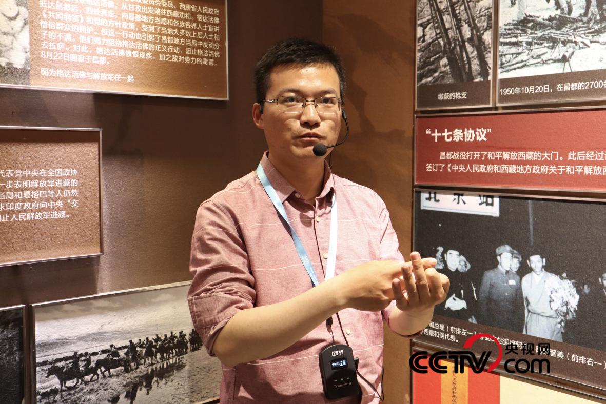 （張慶衝(chong) 正在講解十八軍(jun) 進藏曆史 央視網記者 王靜遠 攝）