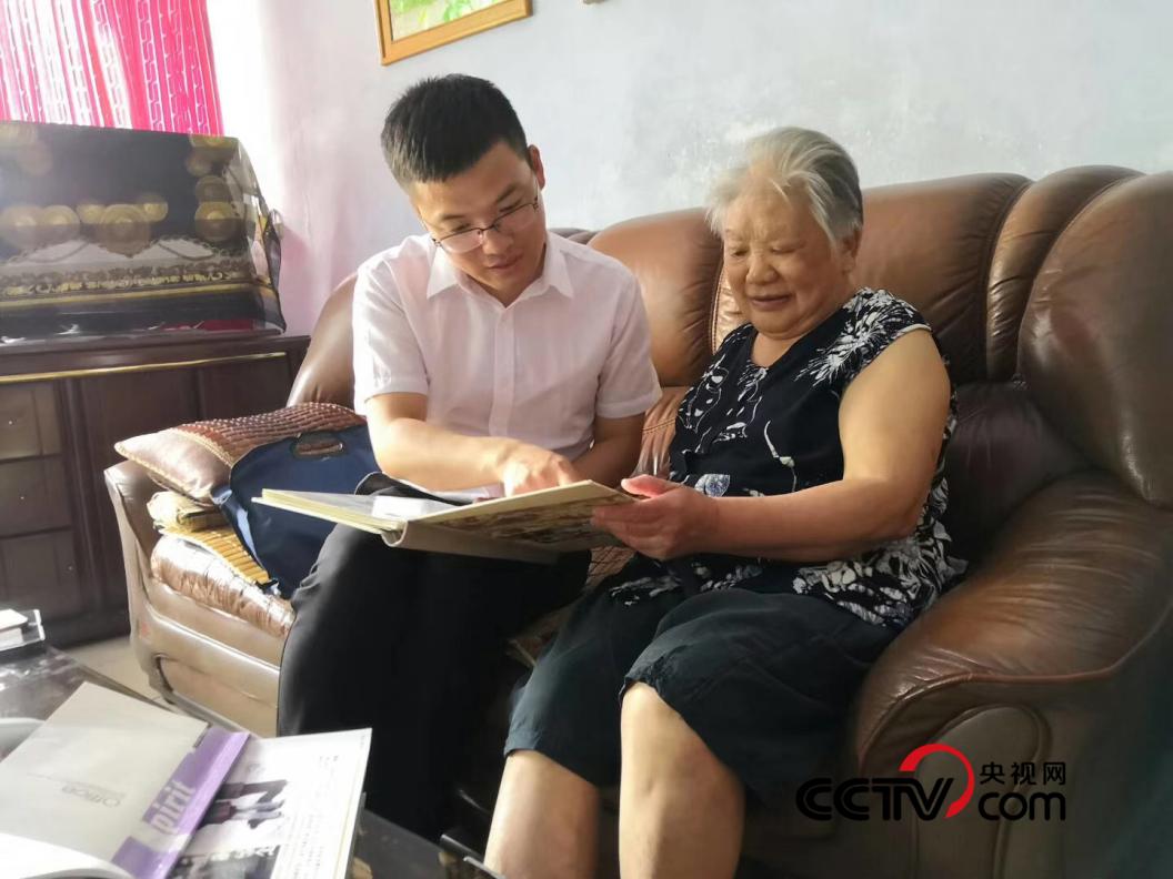 （張慶衝(chong) 與(yu) 老戰士閆家琪 受訪者供圖）