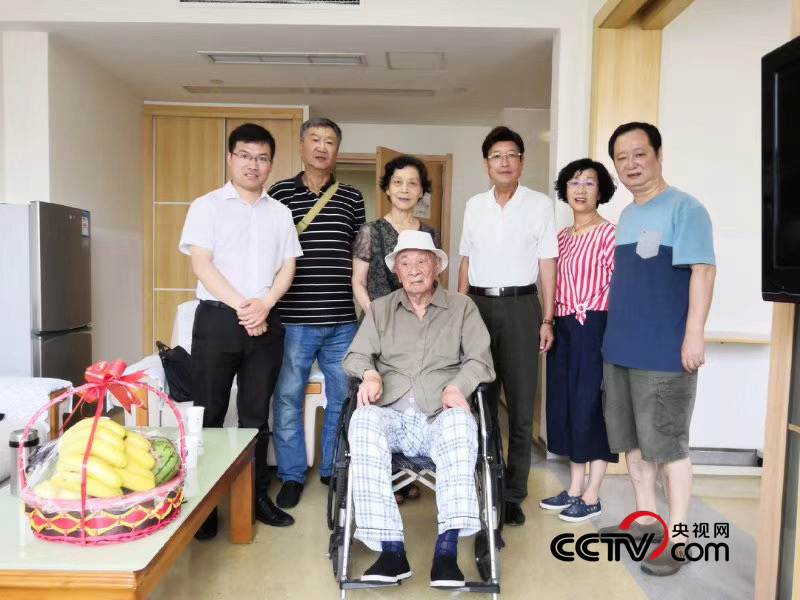 （張慶衝(chong) 和老戰士代毅新及其後代 受訪者供圖）