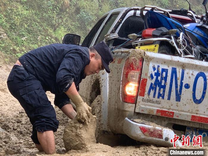 西藏移民管理警察：險情當前衝(chong) 鋒在前