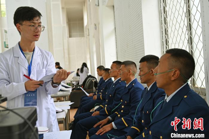 圖為(wei) 研究團隊成員登記消防員信息。　趙朗 攝