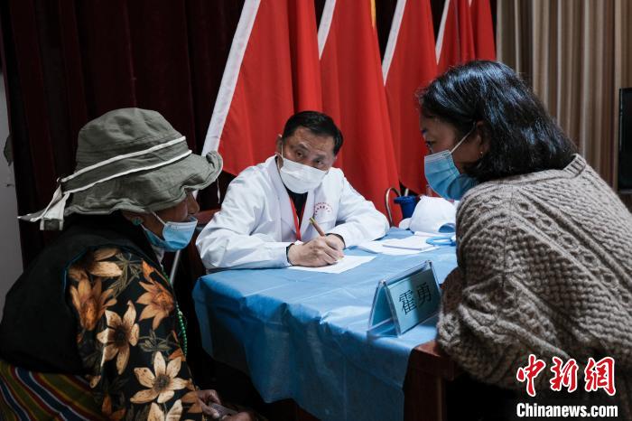 北京大學第一醫院教授、主任醫師霍勇在義(yi) 診現場接診。　江飛波 攝