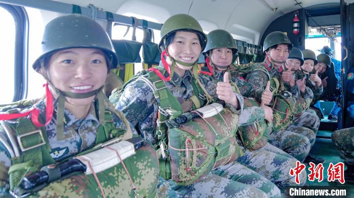 圖為(wei) 女兵們(men) 在直升機上準備跳傘(san) 。　王述東(dong)  攝