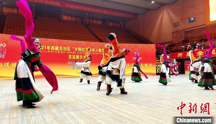 圖為(wei) 西藏老年舞蹈隊齊跳傳(chuan) 統鍋莊舞。　貢桑拉姆 攝