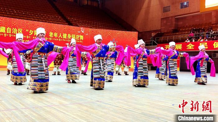 圖為(wei) 西藏老年舞蹈隊伍齊跳傳(chuan) 統鍋莊舞。　貢桑拉姆 攝