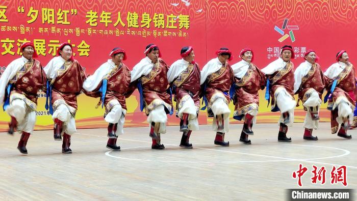 圖為(wei) 西藏老年舞蹈隊齊跳傳(chuan) 統鍋莊舞。　貢桑拉姆 攝