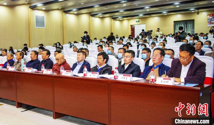 圖為(wei) 與(yu) 會(hui) 專(zhuan) 家學者聽會(hui) 。　楊忠寧 攝