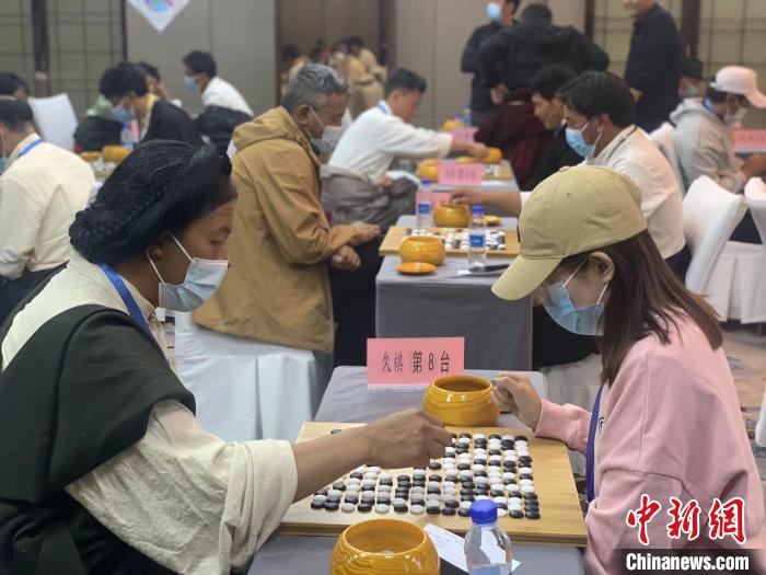 圖為(wei) 參賽選手正在進行藏棋對弈。　謝牧 攝