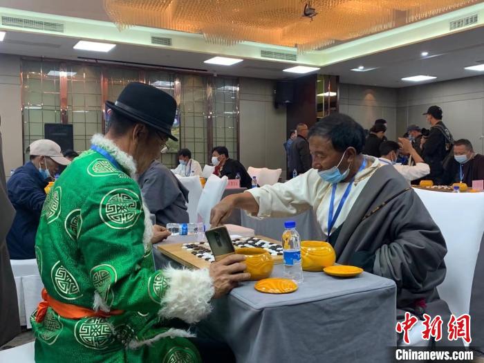 圖為(wei) 參賽選手正在進行藏棋對弈。　謝牧 攝