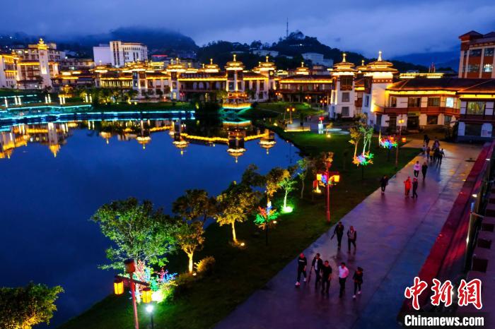 圖為(wei) 2021年5月18日，西藏自治區墨脫縣城入夜，昔日的“高原孤島”如今麵貌一新。　江飛波 攝
