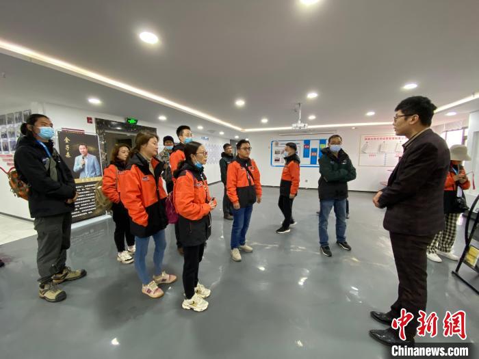 圖為(wei) 2021瀾湄萬(wan) 裏行中外媒體(ti) 在昌都新區采訪。　李江寧 攝