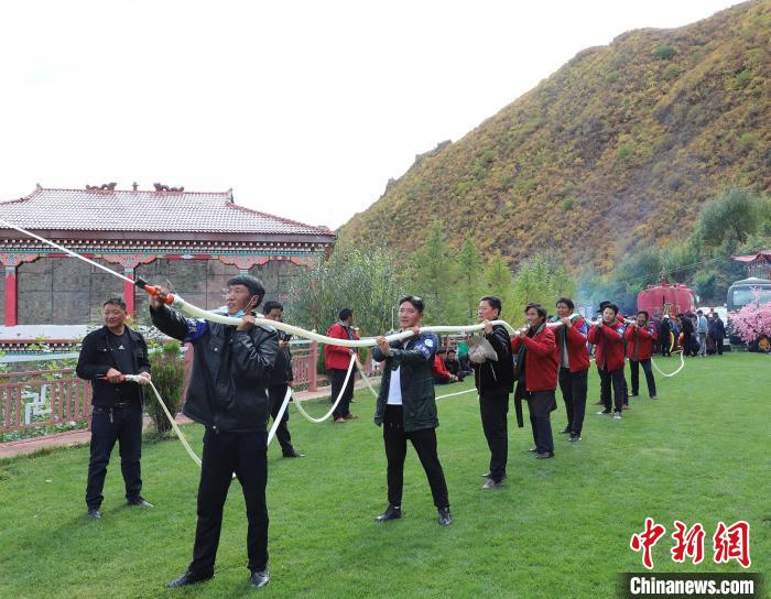 圖為(wei) 護林員體(ti) 驗架設水泵。　昌都市森林消防支隊 供圖