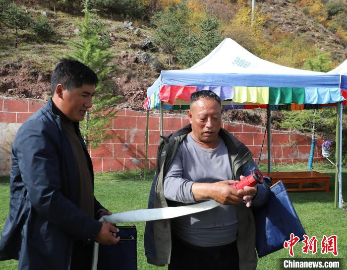 圖為(wei) 護林員操作體(ti) 驗滅火裝備。　昌都市森林消防支隊 供圖