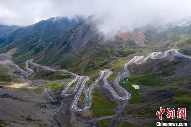 資料圖：航拍通往西藏隆子縣玉麥鄉(xiang) 的盤山公路。　江飛波 攝