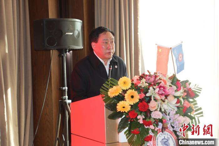 圖為(wei) 中國非公立醫療機構協會(hui) 常務副會(hui) 長兼秘書(shu) 長郝德明致辭。　韓相澤 攝
