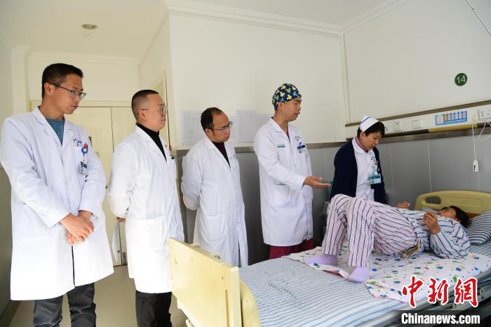 圖為(wei) 何蔚副主任醫師(站右二)及團隊術後指導患者進行腰背肌鍛煉。　貢嘎來鬆 攝