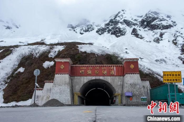 墨脫公路控製性工程——嘎隆拉隧道。上方為(wei) 嘎隆拉雪山，曾是進入墨脫最大的“攔路虎”。
