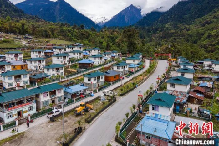 墨脫公路上的達木珞巴民族鄉(xiang) 貢日村，該村此前為(wei) 舊墨脫公路著名的物資轉運點，被稱為(wei) “80K”。