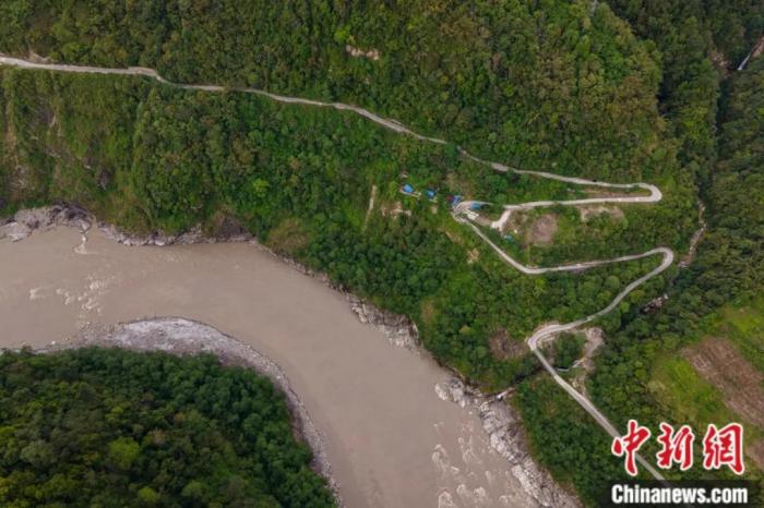 雅魯藏布江一側(ce) 的墨脫公路。