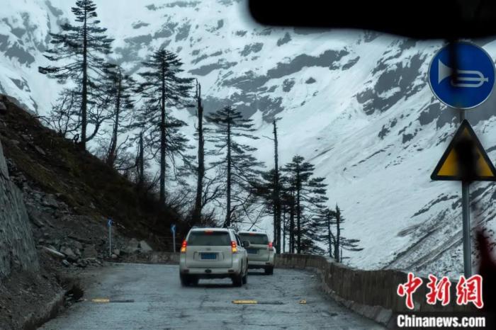 圖為(wei) 墨脫公路沿線的雪景風光。