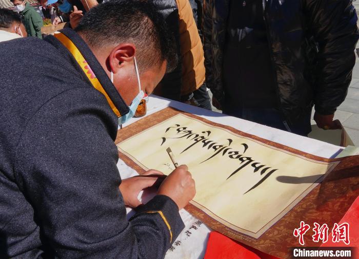 圖為(wei) 書(shu) 法家展示藏文書(shu) 法。　冉文娟 攝