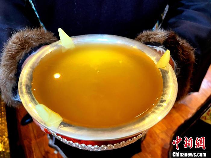 圖為(wei) 青稞酒。　冉文娟 攝