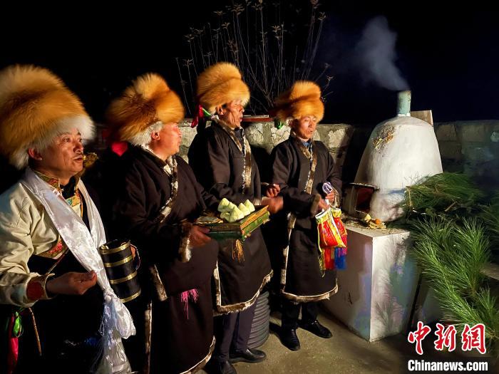 圖為(wei) 除夕之夜進行的驅鬼儀(yi) 式。　冉文娟 攝