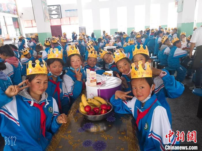 圖為(wei) 加查縣安繞鎮小學學生集體(ti) 過六一兒(er) 童節。　安繞鎮小學供圖