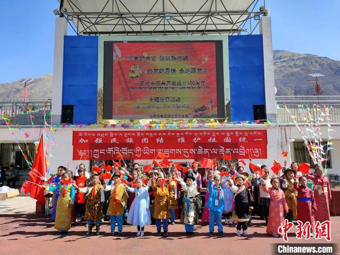 圖為(wei) 加查縣安繞鎮小學各民族代表學生齊唱紅歌。　安繞鎮小學供圖