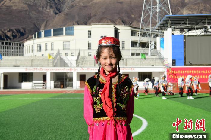 圖為(wei) 加查縣安繞鎮小學回族學生馬萍。　貢嘎來鬆 攝