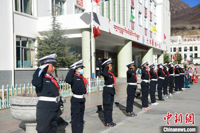 圖為(wei) 加查縣安繞鎮小學學生爭(zheng) 當“小交警”體(ti) 驗交警工作。　貢嘎來鬆 攝