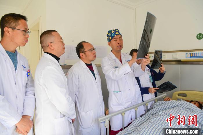 圖為醫療援藏專家何蔚(站右二)與馮敬雲(左二)、廖濤(左三)等人討論患者病情。(資料圖) 貢嘎來鬆 攝