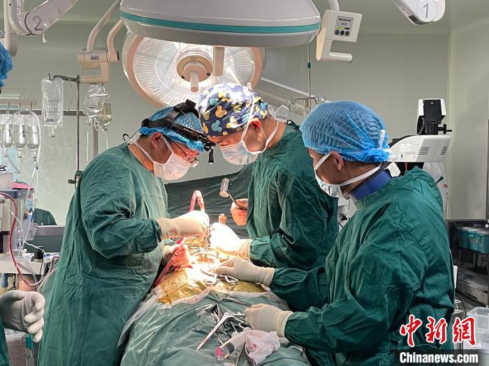 圖為(wei) 在北京援藏醫療隊專(zhuan) 家指導下，多項新技術使用到脊柱疾病的手術中。(資料圖) 拉薩市人民醫院脊柱外科供圖