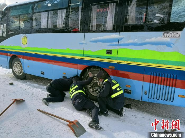 大客車路麵側(ce) 滑西藏林芝移民管理警察火速救援