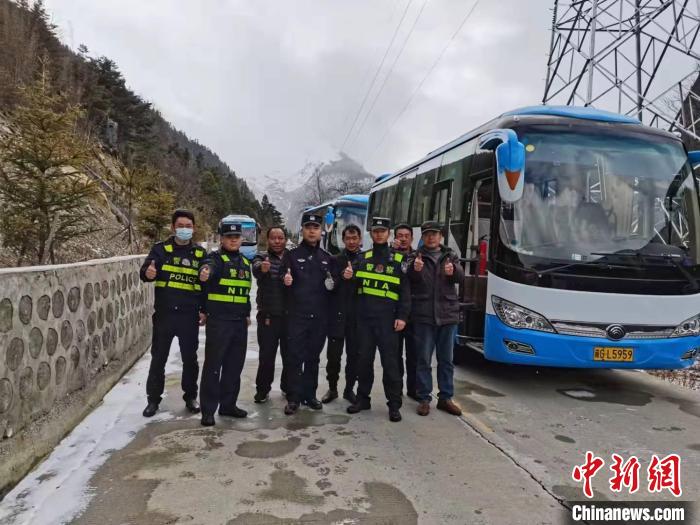 救援成功後，司機們(men) 與(yu) 邊境派出所民警合影。　李建峰 攝