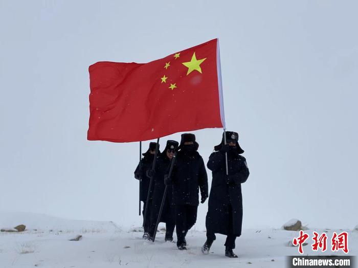 西藏阿裏：高原戍邊民警在崗位上迎接警察節