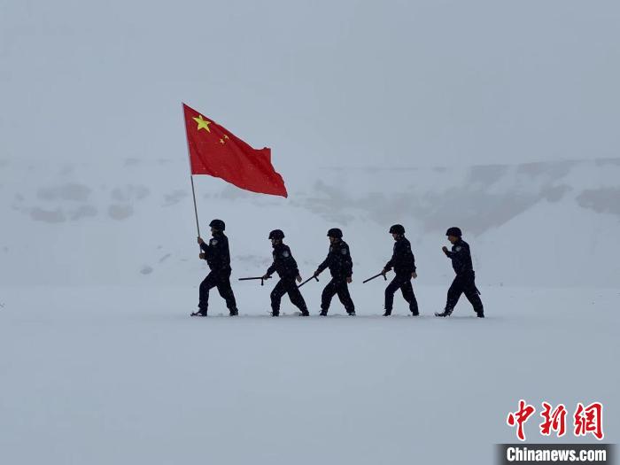 圖為(wei) 正在徒步踏查國門一線和各山口通道。　格熱 攝