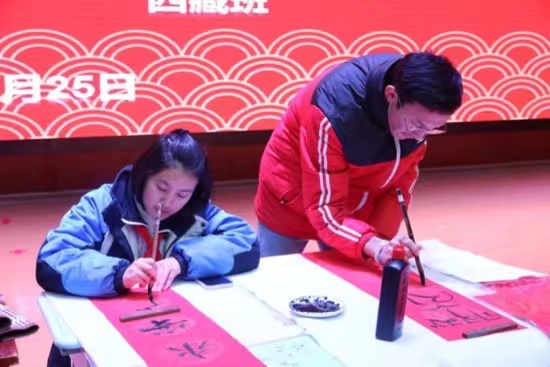現場書(shu) 寫(xie) 春聯。梁超攝