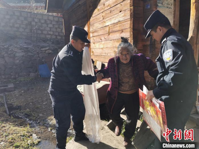 西藏林芝：警營過新年邊關(guan) 年味濃