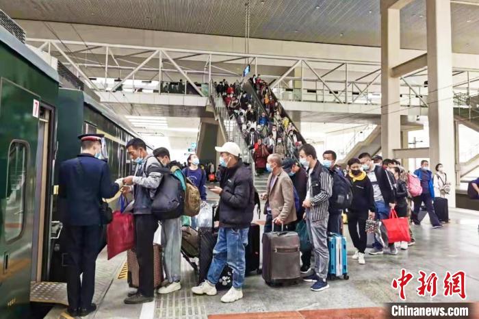 西藏進入“藏曆新年時間”拉薩增開臨(lin) 時旅客列車應對出行高峰