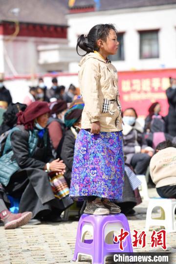 圖為(wei) 觀看節目的小女孩。　貢嘎來鬆 攝